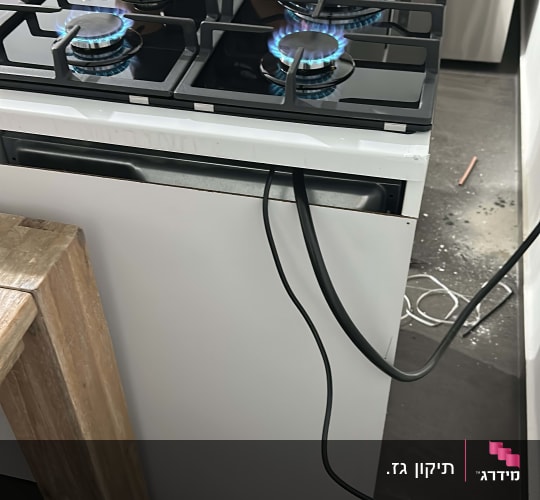 כיריים גז עם להבות כחולות במטבח מודרני